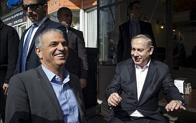 Prime Minister Benjamin Netanyahu and Finance Minister Moshe Kahlon sit for a lunch break at Hummus Ben Sira in Central Jerusalem, February 8, 2017. (Noam Revkin Fenton/Flash90)