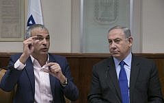 Prime Minister Benjamin Netanyahu with Finance Minister Moshe Kahlon during the weekly cabinet meeting at his office in Jerusalem, on February 19, 2017. (Olivier Fitoussi/Flash90)