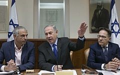 Benjamin Netanyahu, center, at the weekly cabinet meeting  in Jerusalem on February 19, 2017. (Olivier Fitoussi/POOL)