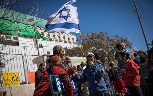 Evicted residents from the Israeli settlement of Amona protest in front of the Prime Minister Office in Jerusalem on February 19, 2017. (Yonatan Sindel/Flash90) Evicted residents from the Israeli settlement of Amona protest in front of the Prime Minister Office in Jerusalem on February 19, 2017. (Yonatan Sindel/Flash90)
