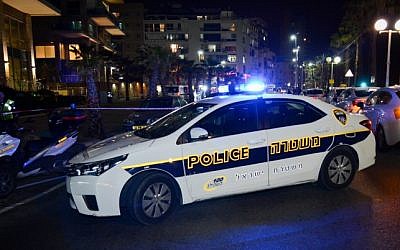 Police and medical personnel at the scene of a driveby shooting in the coastal town of Bat Yam, February 27, 2017. (Moti Karelitz/FLASH90)