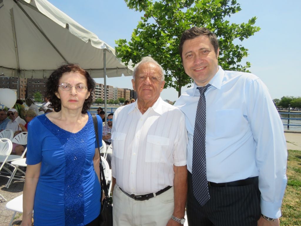 Ari Kagan with his fellow Russian speaking immigrants at the Holocaust Memorial Park in Brooklyn. Courtesy) Ari Kagan with his fellow Russian speaking immigrants at the Holocaust Memorial Park in Brooklyn. Courtesy)