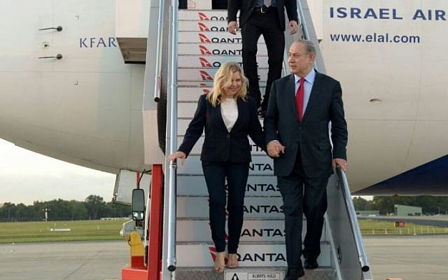 Prime Minister Benjamin Netanyahu and his wife Sara land in Australia on an official visit. February 21, 2017 (Haim Tzach / GPO) Prime Minister Benjamin Netanyahu and his wife Sara land in Australia on an official visit. February 21, 2017 (Haim Tzach / GPO)