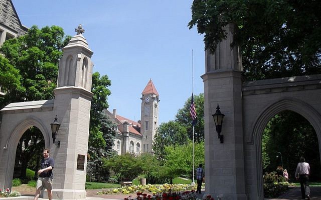 Illustrative photo of the Sample Gates, the main entrance to the Indiana University Bloomington Campus. (CC-BY-SA : McAnt/Wikimedia) Illustrative photo of the Sample Gates, the main entrance to the Indiana University Bloomington Campus. (CC-BY-SA : McAnt/Wikimedia)