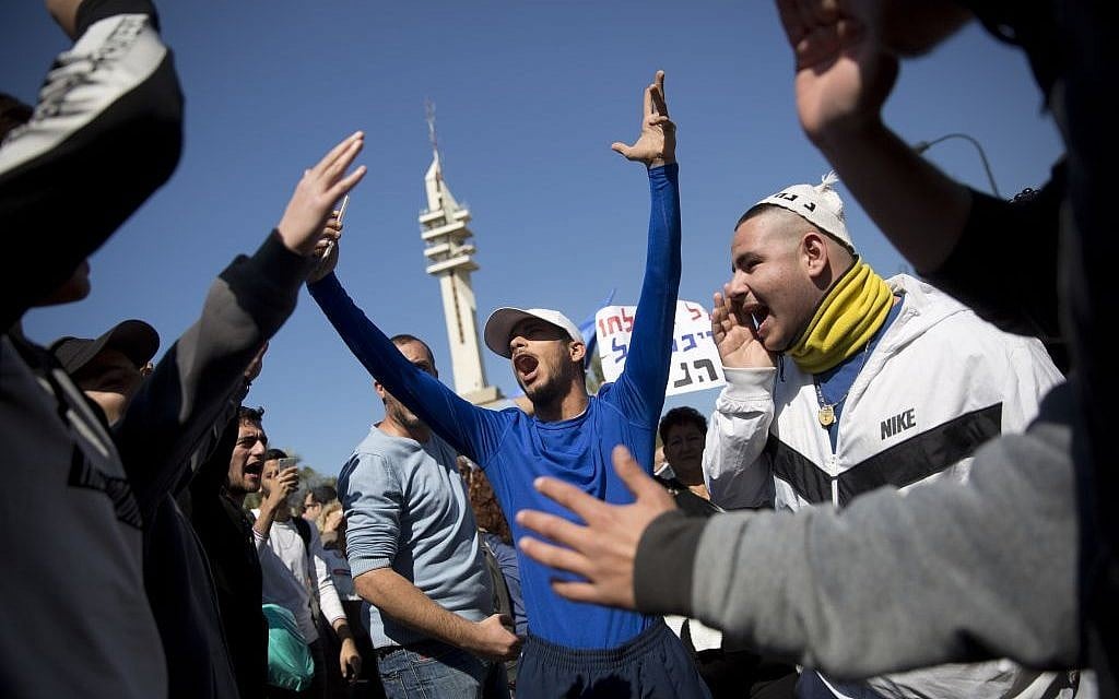 Supporters of IDF soldier Elor Azaria react outside the Israeli military court during his sentencing in Tel Aviv, Israel, February 21, 2017. (AP Photo/Oded Balilty)
