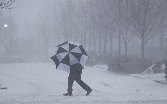 A person shields himself from falling snow with an umbrella, Thursday, Feb. 9, 2017, in Jersey City, NJ (AP Photo/Matt Rourke) A person shields himself from falling snow with an umbrella, Thursday, Feb. 9, 2017, in Jersey City, NJ (AP Photo/Matt Rourke)