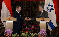 Prime Minister Benjamin Netanyahu and Singapore Prime Minister Lee Hsien Loong speak at a press conference in Singapore, February 20, 2017. (Haim Zach GPO)