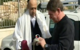 Channel 2 prepares to infiltrate a weapons-carrying journalist at the Western Wall on a recent sabbath (Channel 2 screenshot)
