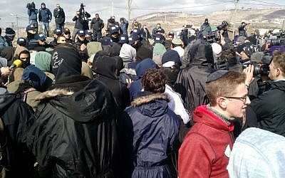 Israeli security forces clash with protesters at the Amona outpost, February 8, 2017. (Judah Ari Gross/Times of Israel)