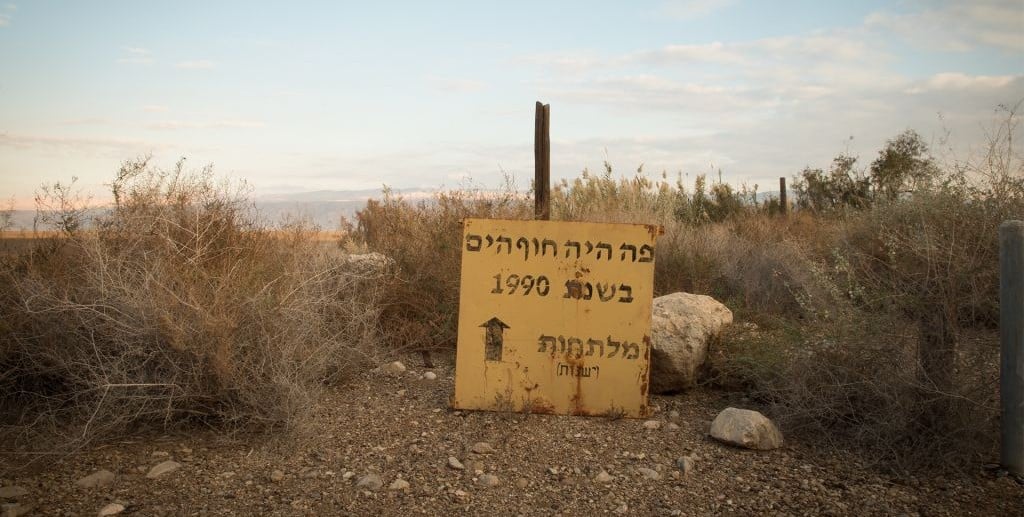 A sign at Einot Tzurim, on the shores of the northern Dead Sea, marks the water level in 1990. On January 6, 2016, the water‘s edge was more than a kilometer away. (Melanie Lidman/Times of Israel) A sign at Einot Tzukim, on the shores of the northern Dead Sea, marks the water level in 1990. On January 6, 2016, the water‘s edge was more than a kilometer away. (Melanie Lidman/Times of Israel)