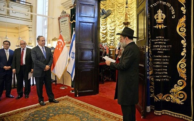 Benjamin Netanyahu, third left, meeting with representatives of the Singapore Jewish community at the Magen Avot synagogue in Singapore on February 20, 2017. (GPO)