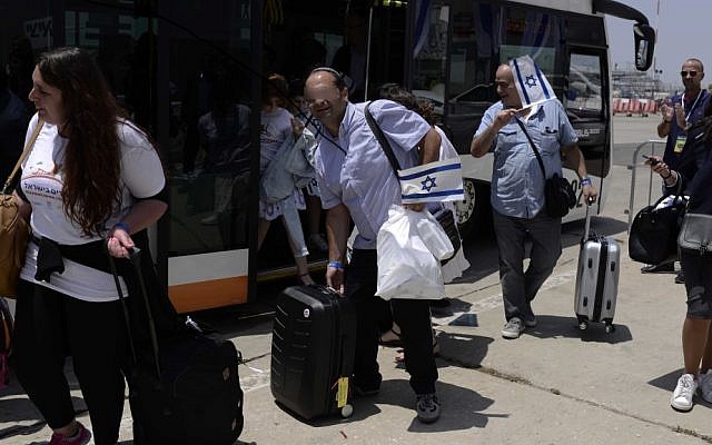 Illustrative photo of French Jewish immigrants to Israel, arriving at Ben Gurion International Airport on July 20, 2016 ( Tomer Neuberg/FLASH90). Illustrative photo of French Jewish immigrants to Israel, arriving at Ben Gurion International Airport on July 20, 2016 ( Tomer Neuberg/FLASH90).