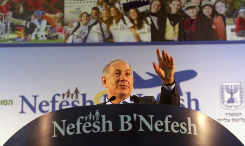 Israeli Prime Minister Benjamin Netanyahu speaks as new immigrants from USA and Canada arrive at Ben Gurion Airport on August 04, 2009. The immigrants are part of Nefesh B'Nefesh (soul to soul) organization that brings immigrants from western countries to Israel. (Kobi Gideon / FLASH90) Israeli Prime Minister Benjamin Netanyahu speaks as new immigrants from USA and Canada arrive at Ben Gurion Airport on August 04, 2009. The immigrants are part of Nefesh B'Nefesh (soul to soul) organization that brings immigrants from western countries to Israel. (Kobi Gideon / FLASH90)
