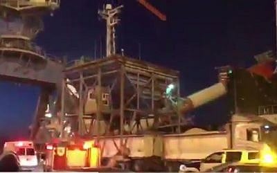 Screen capture of a crane that collapsed onto a ship in Ashdod port, February 19, 2017. (Screen capture: Channel 10/Twitter)