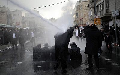Police officers clash with ultra-Orthodox Jewish protesters during a demo against the arrest of Jewish seminary student who failed to comply with a recruitment order in Jerusalem on February 9, 2017. (Yonatan Sindel/Flash90)