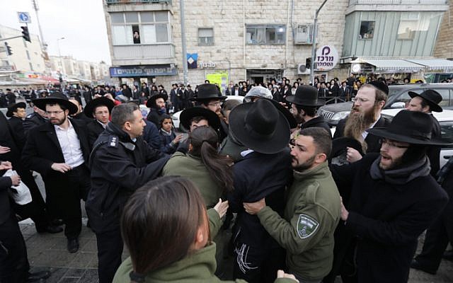 Police officers clash with ultra-Orthodox Jewish protesters during a demo against the arrest of Jewish seminary student who failed to comply with a recruitment order in Jerusalem on February 9, 2017. (Yonatan Sindel/Flash90)