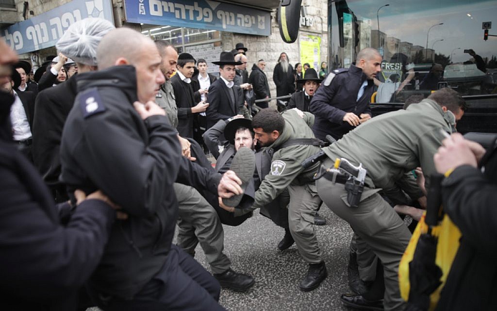 Police officers clash with ultra-Orthodox Jewish protesters during a demo against the arrest of Jewish seminary student who failed to comply with a recruitment order in Jerusalem on February 9, 2017. (Yonatan Sindel/Flash90)