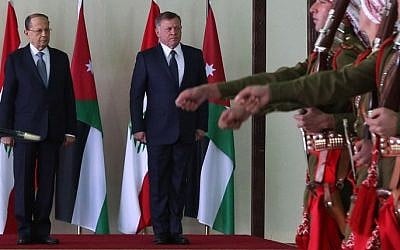 Lebanese President Michel Aoun (L) and Jordan's King Abdullah II (R) review the honour guard during an official welcome ceremony at Marka airport in Amman on February 14, 2017. / AFP PHOTO / POOL / KHALIL MAZRAAWI / 