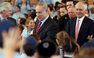 Prime Minister Benjamin Netanyahu and his Australian counterpart Malcolm Turnbull, right, meet with students during a visit to the Moriah War Memorial College in Sydney on February 23, 2017. (AFP Photo/Pool/Dean Lewins)