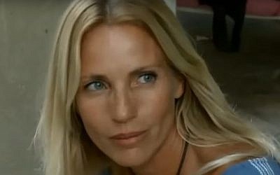 Israeli sports broadcaster Sharon Perry, whose picture was used as bait in fake news sent by computer hackers to targets in Israel and the Middle East. (YouTube screenshot)