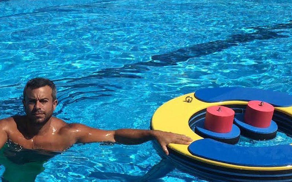 Asaf Ventura posing with his floating gym at an Israeli army rehabilitation center in Haifa, June 2015. (Courtesy Asaf Ventura via JTA) Asaf Ventura posing with his floating gym at an Israeli army rehabilitation center in Haifa, June 2015. (Courtesy Asaf Ventura via JTA)