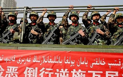 This photo taken on February 27, 2017 shows Chinese military police attending an anti-terrorist oath-taking rally in Hetian, northwest China's Xinjiang Uighur Autonomous Region. (AFP Photo/STR)