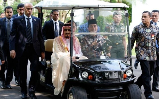 Saudi Arabia's King Salman bin Abdul Aziz, left, is driven by Indonesia's President Joko Widodo in a golf cart in the presidential palace in Jakarta on March 2, 2017. (AFP PHOTO / POOL / Darren Whiteside) Saudi Arabia's King Salman bin Abdul Aziz, left, is driven by Indonesia's President Joko Widodo in a golf cart in the presidential palace in Jakarta on March 2, 2017. (AFP PHOTO / POOL / Darren Whiteside)