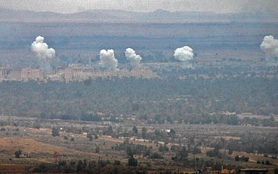 Smoke billows in the background as Syrian regime fighters advance to retake the ancient city of Palmyra, from Islamic State (IS) group fighters on March 2, 2017. (AFP/ STR)