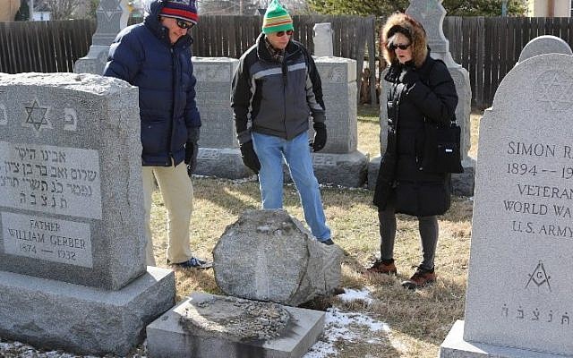 (L-R) Richard Markus, Sidney Markus (C) and Sandy Rosenthal look at a vandalized gravestone at Stone Road or Waad Hakolel Cemetery in Rochester, New York on March 3, 2017. (AFP PHOTO / Gretchen STUMME)