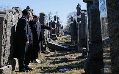 Members of the Jewish community inspect toppled headstone at  Washington Cemetery in the New York burough of Brooklyn on March 5, 2017. (AFP/EDUARDO MUNOZ ALVAREZ)