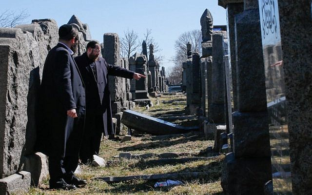 Members of the Jewish community inspect toppled headstone at Washington Cemetery in the New York burough of Brooklyn on March 5, 2017. (AFP/EDUARDO MUNOZ ALVAREZ) Members of the Jewish community inspect toppled headstone at Washington Cemetery in the New York burough of Brooklyn on March 5, 2017. (AFP/EDUARDO MUNOZ ALVAREZ)