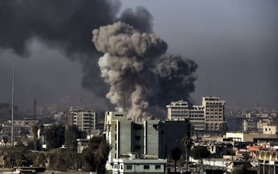 Smoke rises following an airstrike in western Mosul on March 6, 2017, during an offensive by Iraqi forces to retake the western parts of the city from Islamic State (IS) group. (AFP PHOTO / ARIS MESSINIS)