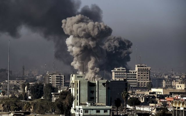 Smoke rises following an airstrike in western Mosul on March 6, 2017, during an offensive by Iraqi forces to retake the western parts of the city from Islamic State (IS) group. (AFP PHOTO / ARIS MESSINIS)