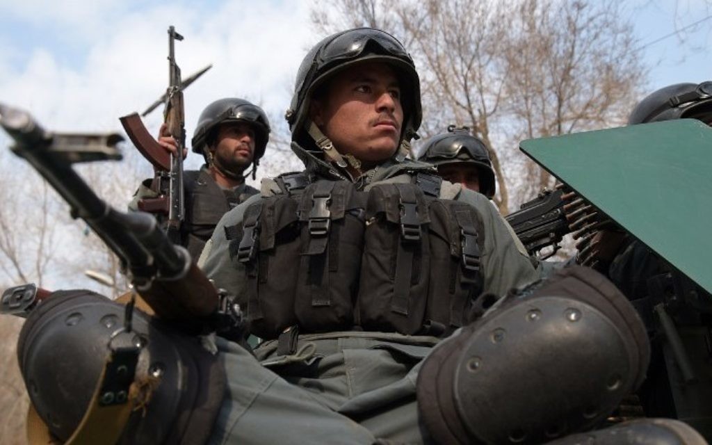 Afghan policemen arrive at the site of an explosion in Kabul on March 8, 2017. (AFP PHOTO / SHAH MARAI)
