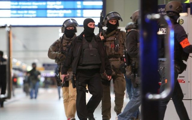 Special police commandos arrive at the main train station in Duesseldorf, western Germany after people were injured by a man with an axe, police said on March 9, 2017. (AFP/dpa/David Young) Special police commandos arrive at the main train station in Duesseldorf, western Germany after people were injured by a man with an axe, police said on March 9, 2017. (AFP/dpa/David Young)