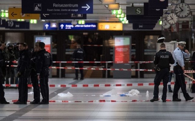 Police cordon off the scene at the main train station in Duesseldorf, western Germany after at least five people where injured by a man with an ax, on March 9, 2017. (AFP / dpa / Federico Gambarini)