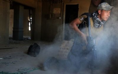 A fighter from Iraq's elite Counter-Terrorism Service takes cover inside a building in the Shuhada neighborhood of west Mosul on March 10, 2017, during an offensive to retake the western parts of the city from the jihadists. (AFP/Ahmad Al-Rubaye)