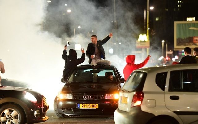 Turkish residents of the Netherlands gather for a protest in Rotterdam on March 11, 2017. (AFP PHOTO / Emmanuel DUNAND) Turkish residents of the Netherlands gather for a protest in Rotterdam on March 11, 2017. (AFP PHOTO / Emmanuel DUNAND)