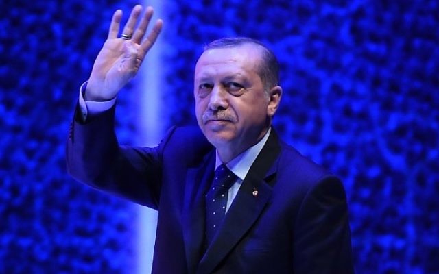 Turkish President Recep Tayyip Erdogan greets supporters as he arrives to deliver a speech in Istanbul on March 12, 2017.(AFP PHOTO / OZAN KOSE) Turkish President Recep Tayyip Erdogan greets supporters as he arrives to deliver a speech in Istanbul on March 12, 2017.(AFP PHOTO / OZAN KOSE)