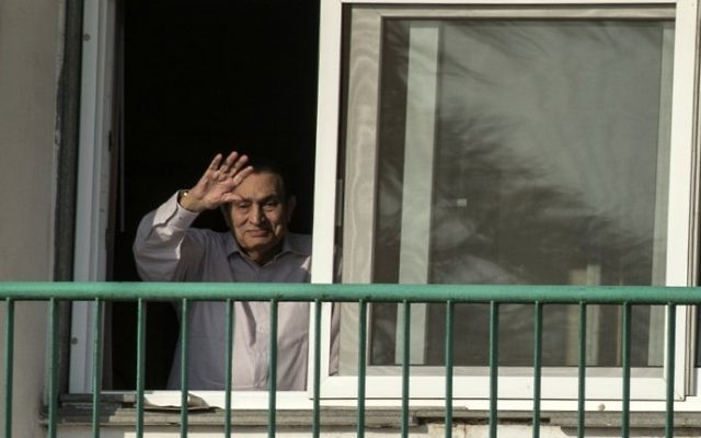 This file photo taken on October 6, 2016 shows Egypt's former president Hosni Mubarak waving to people from his room at the Maadi military hospital in Cairo. (AFP Photo/Khaled Desouki) This file photo taken on October 6, 2016 shows Egypt's former president Hosni Mubarak waving to people from his room at the Maadi military hospital in Cairo. (AFP Photo/Khaled Desouki)