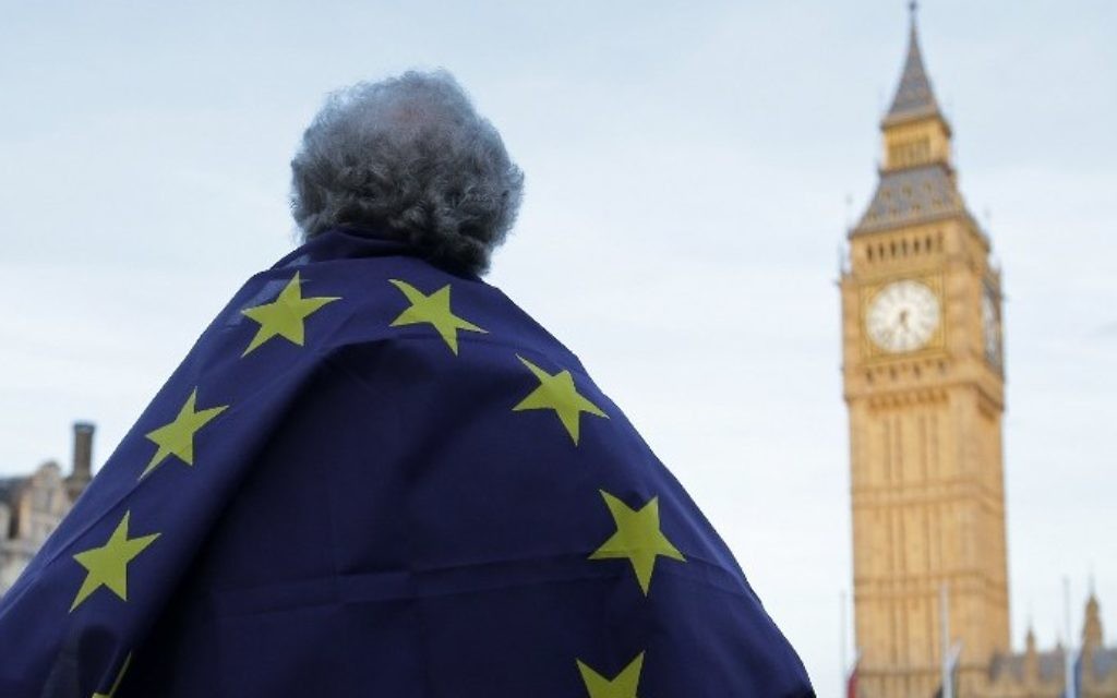 A protester draped in a European Union flag takes part in a protest in support of an amendment to guarantee legal status of EU citizens, outside the Houses of Parliament in London on March 13, 2017. (AFP PHOTO / Daniel LEAL-OLIVAS)