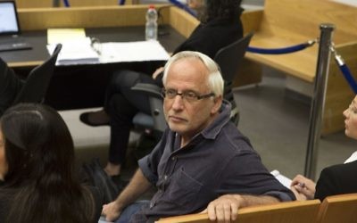Israeli journalist Yigal Sarna waits at the Tel Aviv Magistrate's Court on March 14, 2017. (AFP Photo/Pool/Heidi Levine)