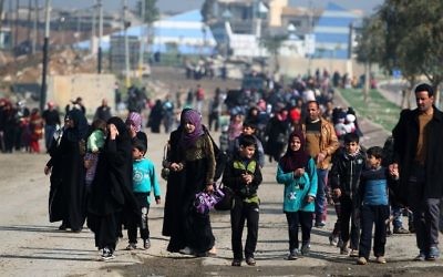 Displaced residents from Mosul's al-Nasser neighborhood evacuate the area on March 14, 2017, as Iraqi forces continue to advance in the embattled city combating Islamic State jihadists. (AFP/Ahmad al-Rubaye)