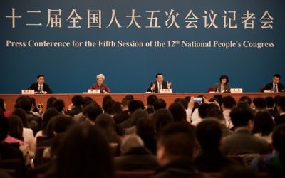 Chinese Premier Li Keqiang (C) speaks during a press conference after the closing ceremony of the annual session of China's legislature, the National People's Congress, in Beijing's Great Hall of the People on March 15, 2017. (Nicolas Asfouri/AFP) 