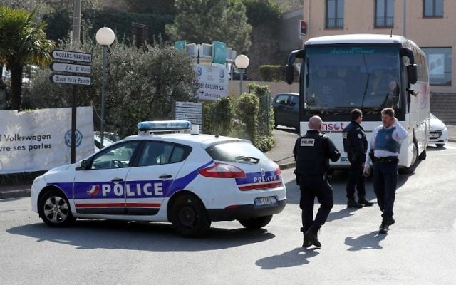 Illustration: Police officers control traffic near the Tocqueville high school in Grasse, southwestern France, after a shooting occured in the school on March 16, 2017. (Valery Hache/AFP) Illustration: Police officers control traffic near the Tocqueville high school in Grasse, southwestern France, after a shooting occured in the school on March 16, 2017. (Valery Hache/AFP)