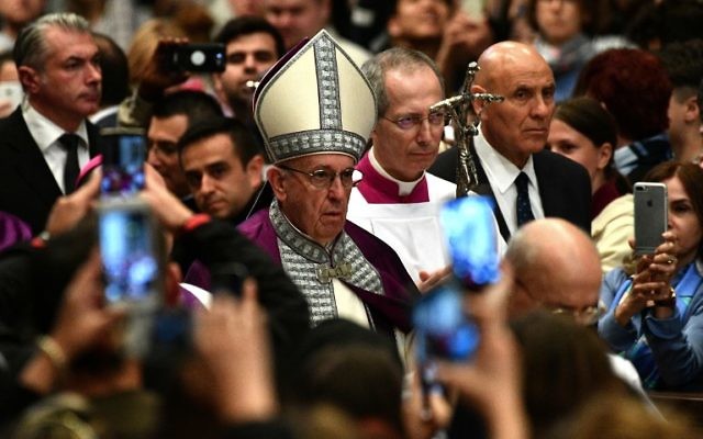 Pope Francis arrives to lead the Liturgy of Penance in St Peter's basilica at the Vatican on March 17, 2017. (AFP/ VINCENZO PINTO) Pope Francis arrives to lead the Liturgy of Penance in St Peter's basilica at the Vatican on March 17, 2017. (AFP/ VINCENZO PINTO)