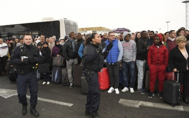 French police direct travellers as they are evacuated from Paris' Orly airport on March 18, 2017 (AFP PHOTO / CHRISTOPHE SIMON)
