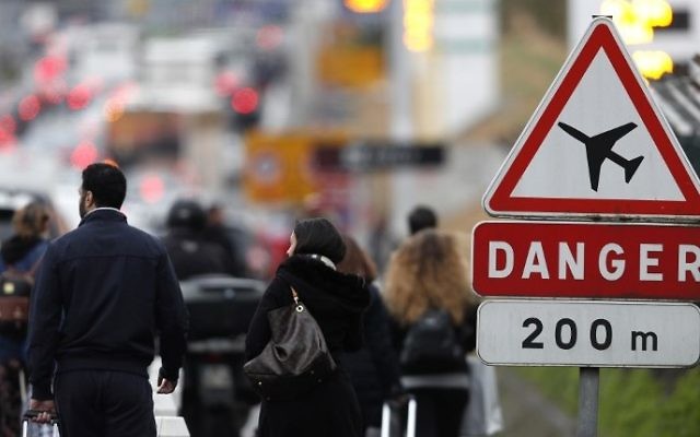 Travellers are evacuated from Paris' Orly airport on March 18, 2017 (AFP PHOTO / Benjamin CREMEL) Travellers are evacuated from Paris' Orly airport on March 18, 2017 (AFP PHOTO / Benjamin CREMEL)