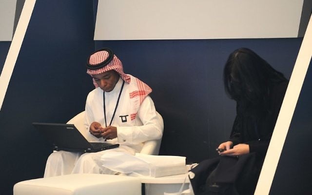 This photo taken on January 22, 2012 shows a Saudi man sitting near a woman as he works on his laptop at a hotel in Riyadh, Saudi Arabia. (AFP PHOTO / Fayez Nureldine)