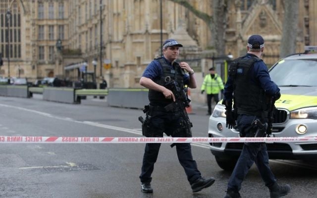 Armed police officers guard at a police cordon outside the Houses of Parliament in central London on March 22, 2017. (AFP Photo/Daniel Leal-Olivas) Armed police officers guard at a police cordon outside the Houses of Parliament in central London on March 22, 2017. (AFP Photo/Daniel Leal-Olivas)